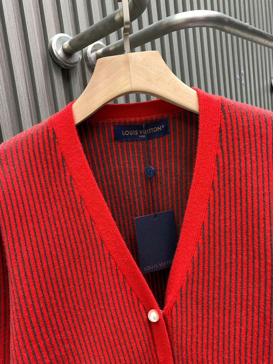 🅿️520 🀄️ Louis Vuitton LOUIS VUITT* New Year's model Louis Vuitton Fall collection winter focus series 1V Decoration and left cuff Park Seo Bo label with clean strokes Standard fit Left pocket embellished with 1V metallic pearlescent buttons Top button with 1V logo Embellished on the left cuff Park Seo Bo label Corduroy-effect striped jacquard pays homage to the artist’s paintings Ribbed collar and front rib Ribbed cuffs and hem front pockets